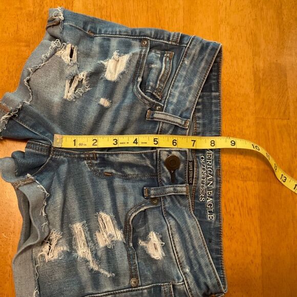 American Eagle distressed denim shorts medium wash size 2 - Picture 3 of 5